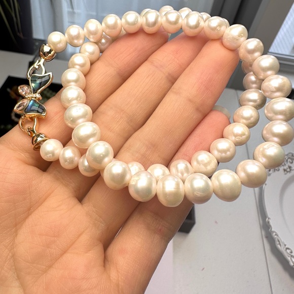 Elegant freshwater Pearl necklace with Butterfly Clasp - Picture 5 of 7
